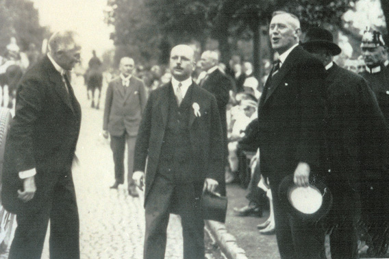 Fabrikant Ernst Rocholl (Mitte) und OB Dr. Herbert Stadler (rechts) bei der 800 Jahrfeier Bettenhausens 1927 