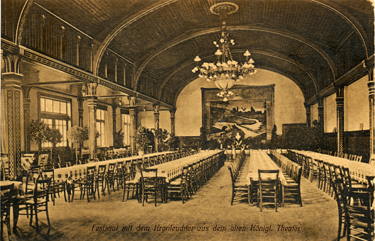 Saal der Gaststätte mit dem Kronleuchter aus dem alten Königlischen Theater 