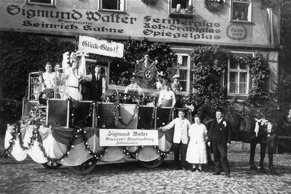 Festwagen mit Personen vor Glaserei Sigmund Walter 
