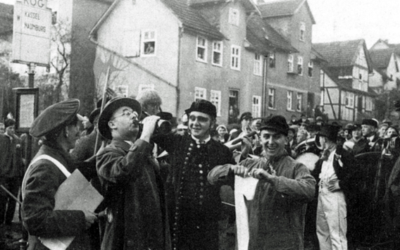 Bürgermeister Fladung umringt von Niederzwehrenern Kirmesburschen nimmt einen kräftigen Schluck aus der Flasche. 1935 