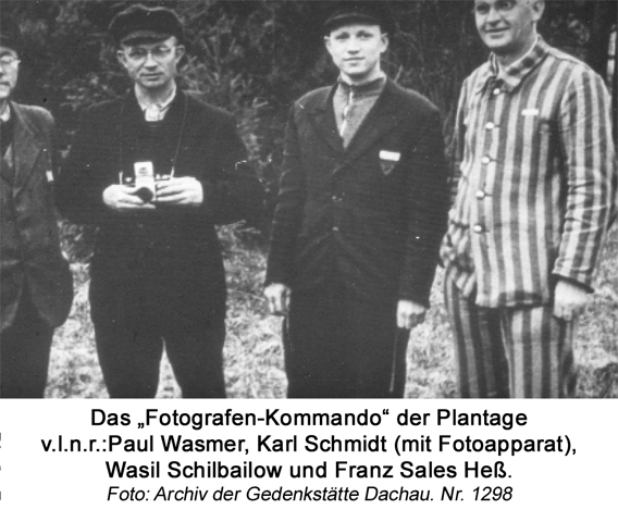 Karl Schmidt mit Kamera als Mitglied des Fotografen-Kommandos in Dachau 