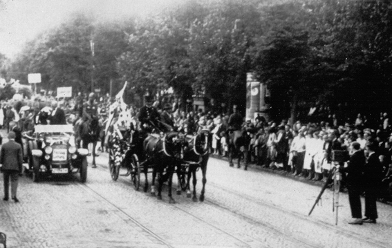 Fotograf nimmt den Festzug, auf Menschen am Straßenrand 