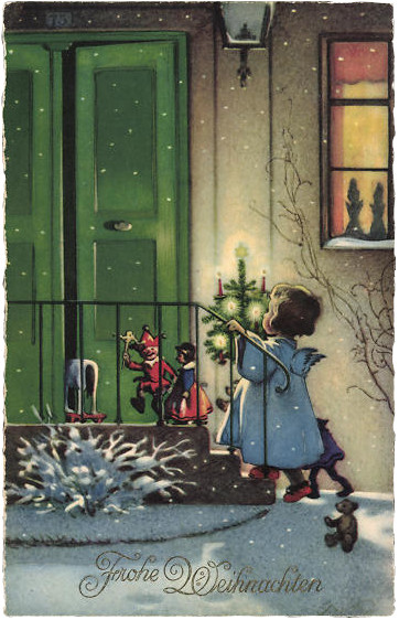 Gemalte Weihnachtskarte mit einem kleinen geflügelten kindlichen Engel. Das Engelchen trägt einen kleinen Weihnachtsbaum, begleitet von Spielzeugen eine verschneite Freitreppe hinauf zu einer geöffneten Tür. Die Spielzeuge gehen voran, darunter ein Kasper, eine Puppe und ein Holzpferd. Im Schnee sitzt ein Teddy. 