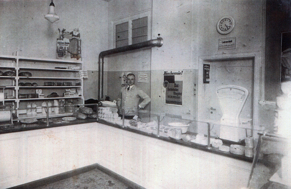 Fritz Pohl in den dreissiger Jahren im Milchladen 