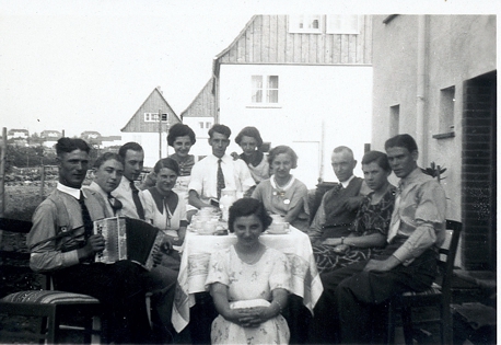 Fröhliche Runde in der Radestraße 