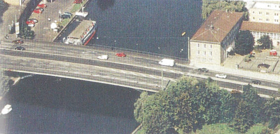 Ansichtskarte aus dem Stadtarchiv, zeigt die vierte Fuldabrücke wenige Jahre vor ihrem Abbruch. 