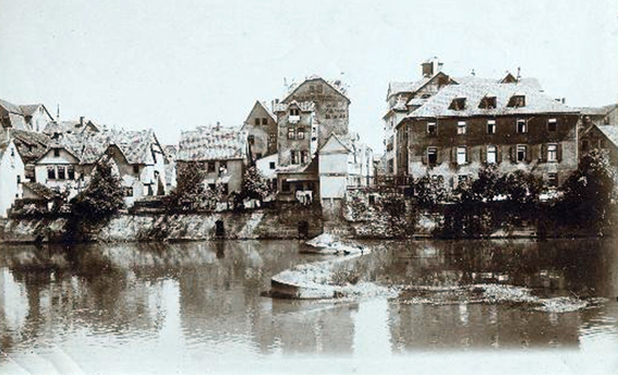 Blick über die Fulda in die Bettenhäuser Straße der Unterneustadt vor 1900, die alten Fundamente der Steinbrücke dienten als Eisbrecher 