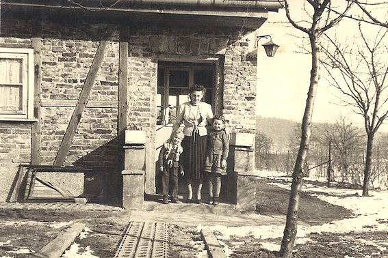 Auguste und Gisela Althans stehen rechts vor dem Gartenhaus im Kalkbergweg 1950 