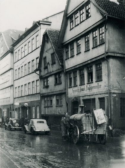 Kastenalsgasse mit der Gaststätte Zum goldenen Faesschen, 3. Haus von rechts, 1935 