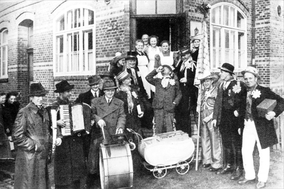 Karnevalsgesellschaft vor Gaststätte Limmroth 1948 