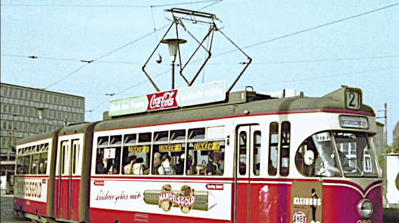 Roter Gelenktriebwagen der Linie 2 Kassel auf dem Weg zur Hessenschanze 1960er Jahre 