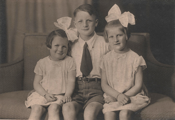 Kinder Betty (7), Karl (11) und Liesel (9) der Familie Wills sitzen für den Fotograf, 1943 