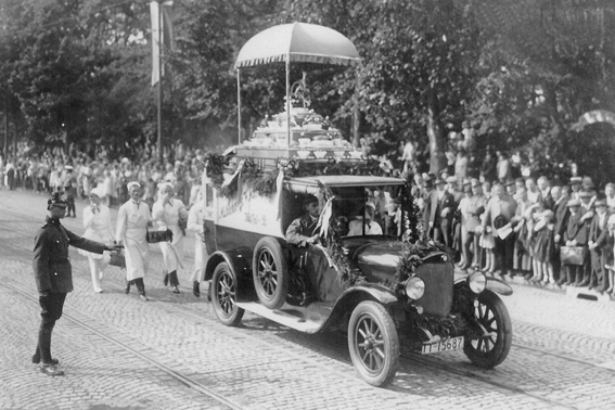 Auto der Baeckerei Griesel im Festzug 800 Jahre Bettenhausen 