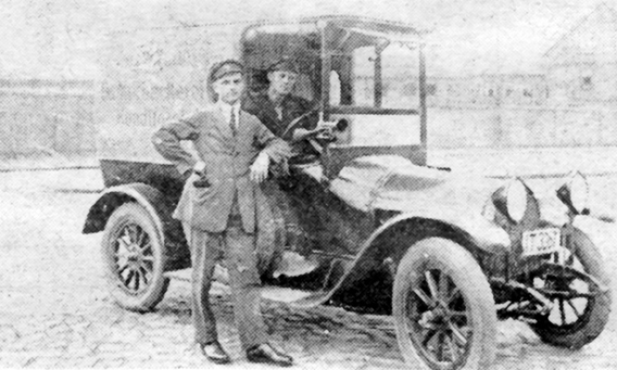 Mitarbeiter der Baeckerei Griesel vor dem Auto der Marke Szoewer, 1925 