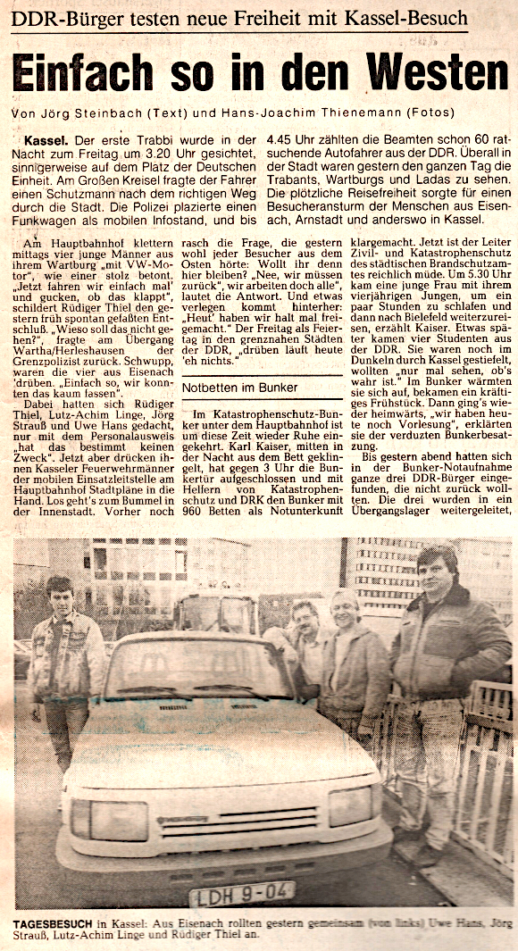 HNA vom 11.11.1989 "Einfach so in den Westen", Foto vier Männer mit ihrem Wartburg vor dem Kasseler HBF 