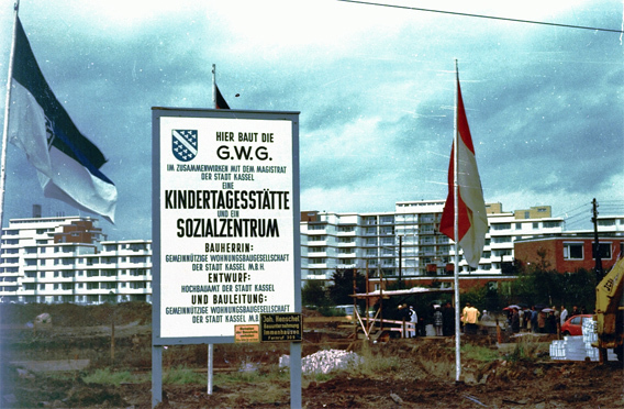 Schild für Bau der Städt. Kindertagesstätte, Im Hintergrund die Heinrich-Steul-Siedlung 