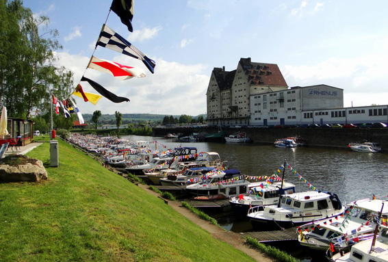 Anläßlich der geführten Wesertour 2010 legen 50 Motoryachten im Hafen Kassel an. 