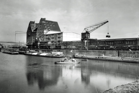 Hafen mit Getreidesilo um 1940 