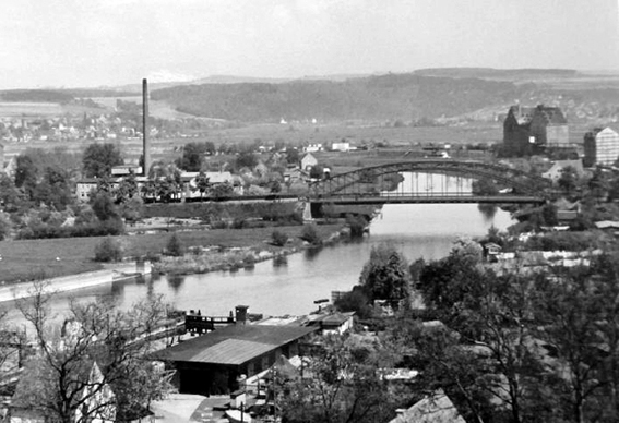 Die erste Hafenbrücke vor 1949, Blick über die Stadtschleuse vorne links bis zum Hafen im Hintergrund rechts 