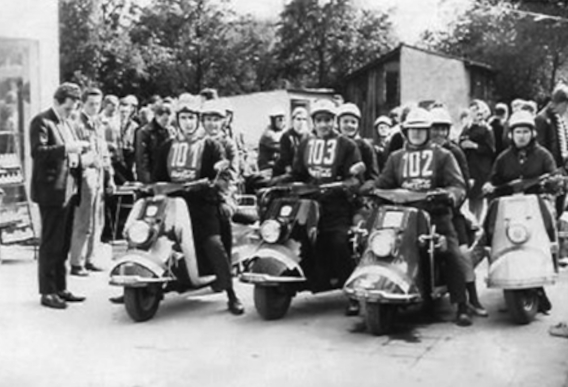 Vor dem Start zur Orientierungsfahrt stehen mehere Roller nebeneinander, Göttingen 1963 