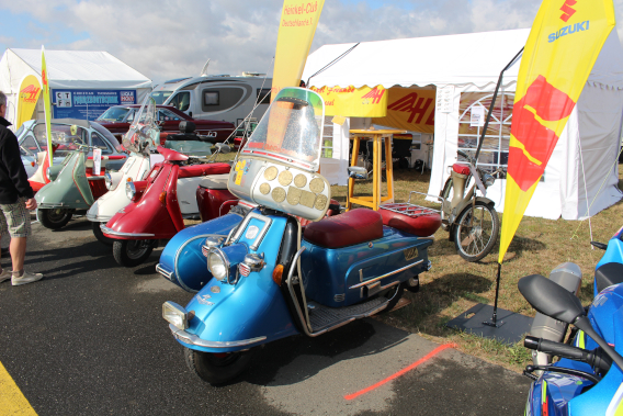 Ausstellung von Heinkel-Tourist Oldtimer in rot, blau und grün 