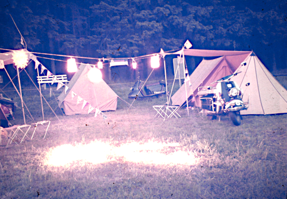 Wochenend-Zeltlager 1964 auf dem Campingplatz in Bad Zwesten, Roller und Zelte am Abend 