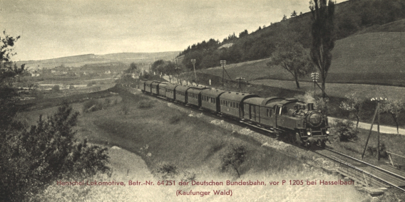 alter Personenzug fährt entlang des Kaufunger Waldes bei Hasselbach, 1933 