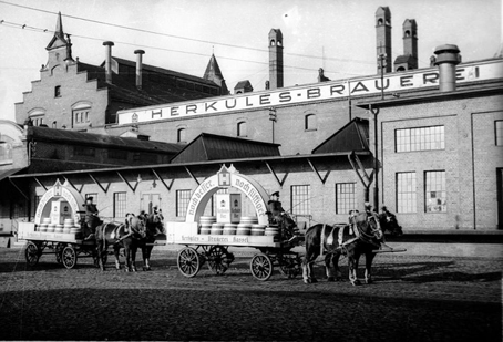 Eingang Herkules Brauerei Hafenstraße davor 2 Pferdegespanne zur Bierauslieferung 