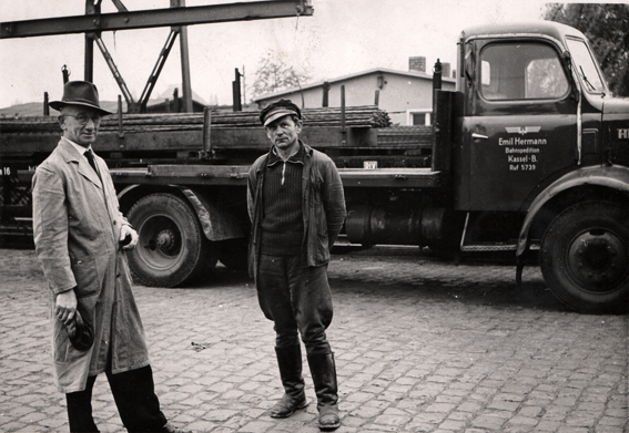 Emil Hermann neben seinem Henschel LKW mit Nachläufer 1960 