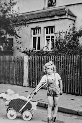 Mädchen mit Puppenwagen im Herwigsmühlenweg