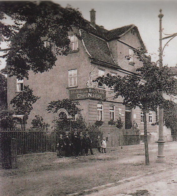 Der Gastwirt mit Familie vor dem Hessischen Hof 