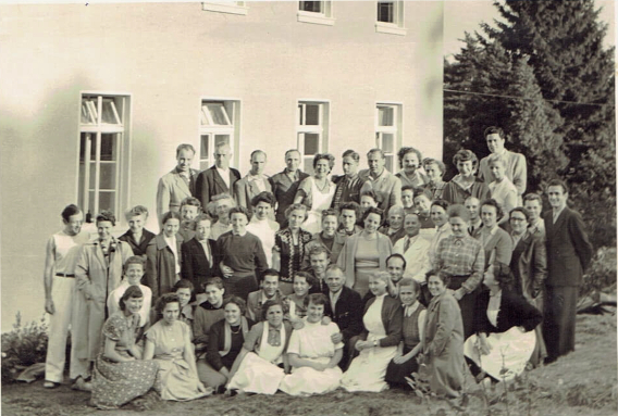 Hildegard Stratmann in einer Gruppe  von Rohrbachschülern vor einem Gebäude