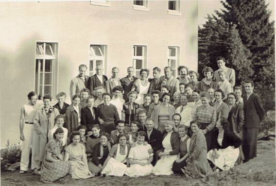 Hildegard Stratmann in einer Gruppe von Rohrbachschülern vor einem Gebäude 