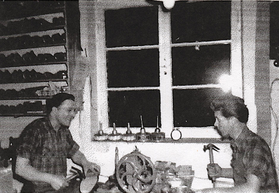 Karl wills sitzt mit mit einem anderen Schuhmacher in seiner Hinterhofwerkstatt, 1950 