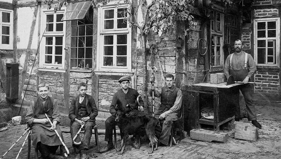 Fünf Handwerker vor historischem Stockmacherbetrieb in Lindewerra 