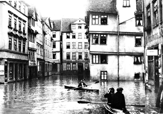 Hochwasser Bettenhäuser Straße 1924-1925 Paddelboote in der Straße 