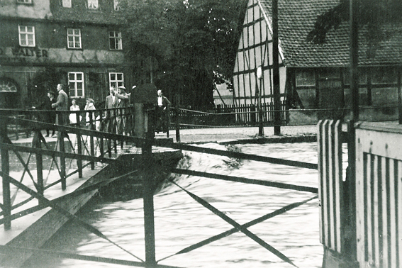 Hochwasser, Menschen an der Brücke zur Buttlarstraße 1942 