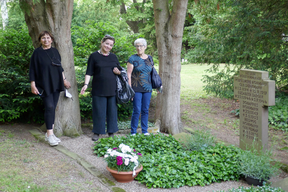 Drei Frau am Grab der Familie Hohmann auf dem Bettenhaeuser Friedhof 