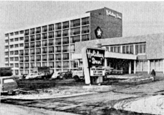Hotelgebäude mit Fahrzeugen vor dem Eingang, Eröffnung 1972 
