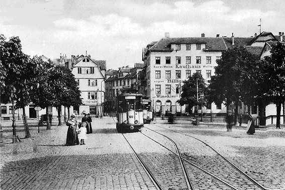 Das Bild zeigt den Holzmarkt mit Straßenbahn 1906 