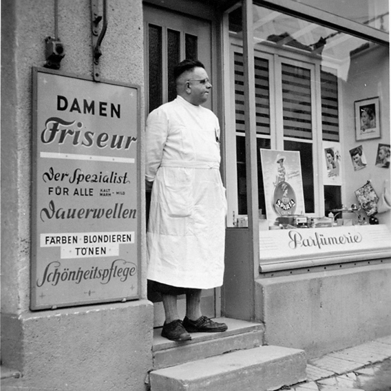 Otto Huckauf vor seinem Salon, 1955 