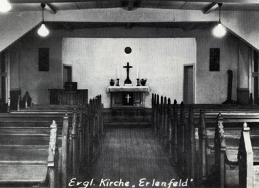 Innenraum der Holzkapelle von 1948, Blick zum Altar 