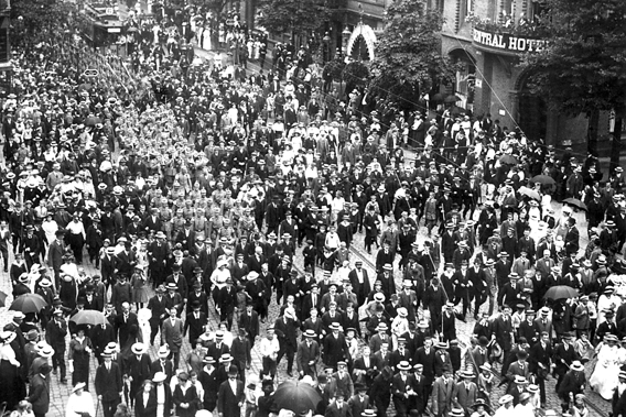 Das Infantrieregiment 83 auf der Hohentorstraße in Kassel zieht 1914 in den Krieg 