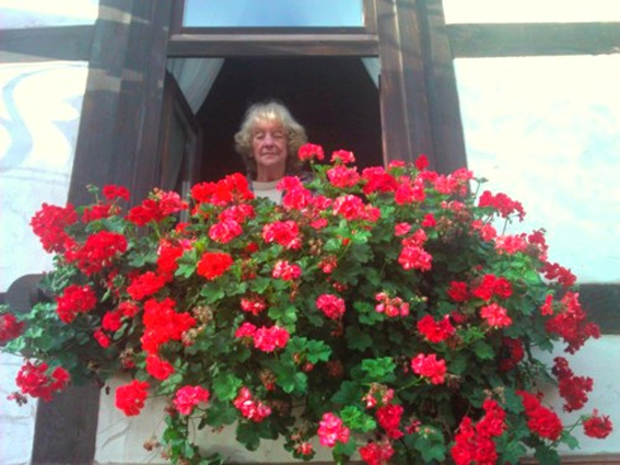 Inge Schneehain am Fenster ihres Hauses 2015 