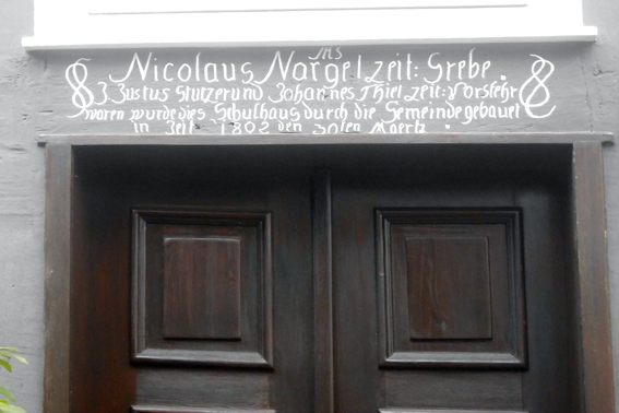 Bergshäuser Straße 5, Inschrift über der Eingangstür 