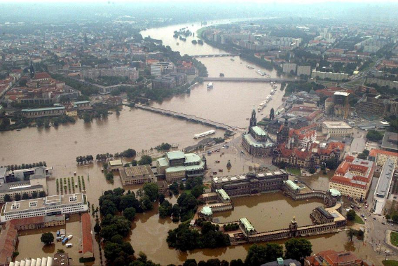 Luft auf die überflutete Dresdner Altstadt beim Hochwasser 2002 