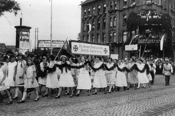 Jugend der Eichenkreuzler mit ihrer Losung „Für Reinheit, Recht und Sitte deutsche Jugend heraus“. 