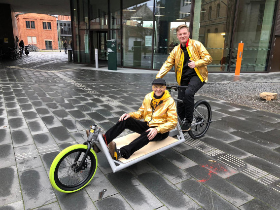 Helmut Mauer sitzt auf der Transportfläche des Rades Modell Känguruh one