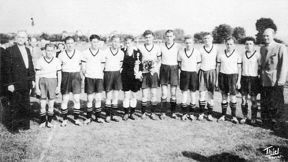 1. Mannschaft 1956 mit 1. Vorsitzenden Neynhaber und Trainer Seithe 