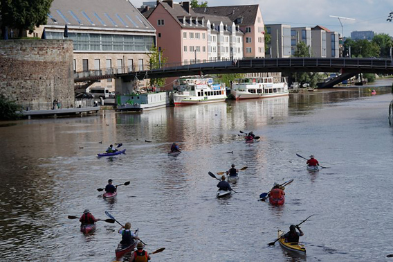 Kanuten auf der Fulda vor dem Rondell, 2014 